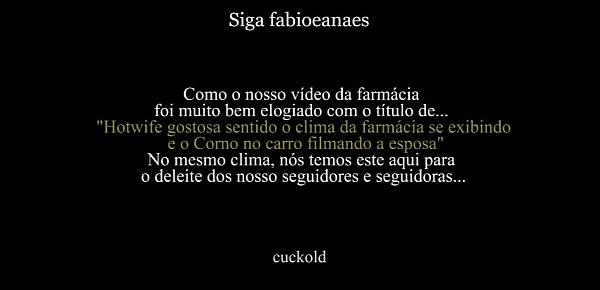 Hotwife gostosa se exibe na rua para o corno, caminhando de mini saia no estilo catwalk